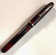 New Clip Vintage black and red ebonite pretty, small fountain pen. 14k nib