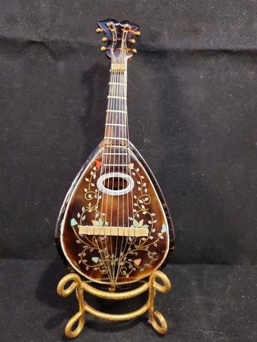 Beautiful antique mandolin - beautiful,