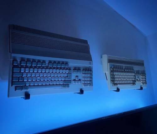 Amiga wall mount display - amiga,