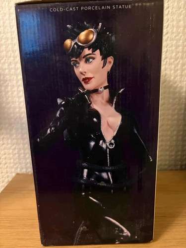Amazing catwoman statue - amazing,