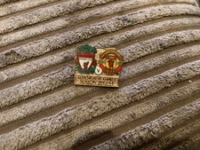 liverpool v manchester united 2013-2014 premier league pin badge