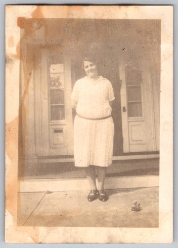 Vtg snapshot woman drop - b&w,