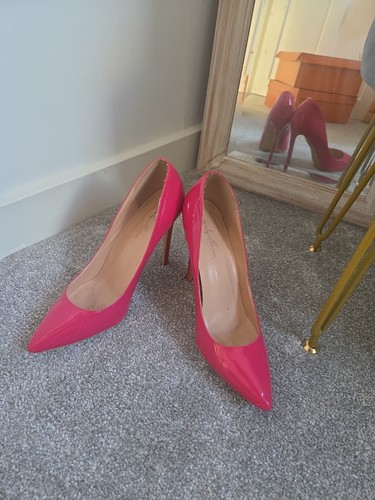 Hot pink heels - tv/cd,