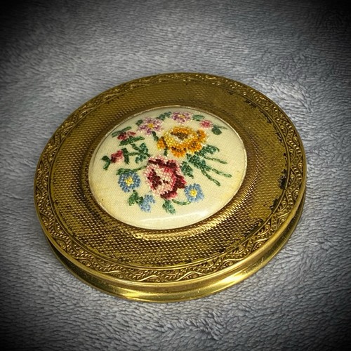 Mascot powder compact - powder,