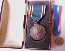 1937 OFFICIAL KING GEORGE VI CORONATION MEDAL IN SILVER WITH MINIATURE