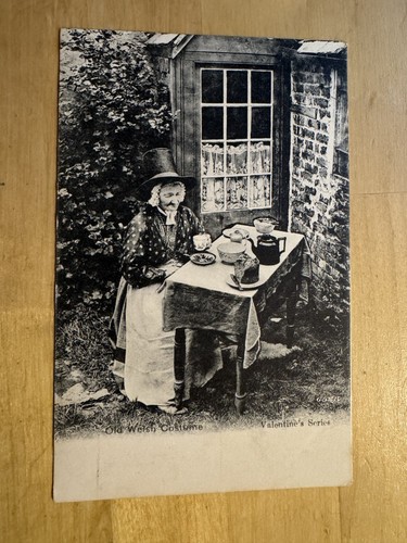 Postcard old welsh costume - -,