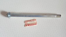 KAWASAKI Z250 B2 Z250-B2 REAR WHEEL SPINDLE AXLE GENUINE NEW NOS 41068-1048