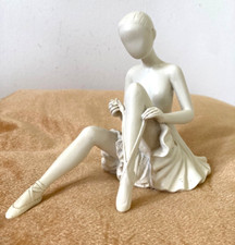 Exquisite Seated BALLERINA Figurine H 12 cm