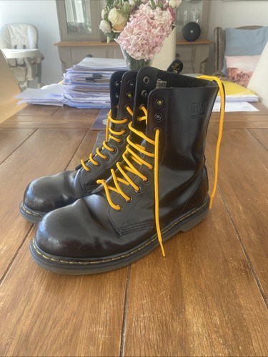 Martens airwair hole - 10,