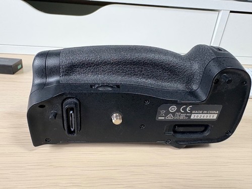 Nikon d17 battery grip - battery,