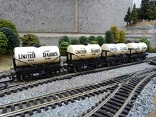 Hornby UD milk tank wagons x 4 for OO gauge model train set