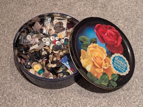 Vintage roses tin buttons - tin,