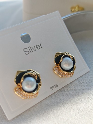 Gold tone black flower with - gold-tone,