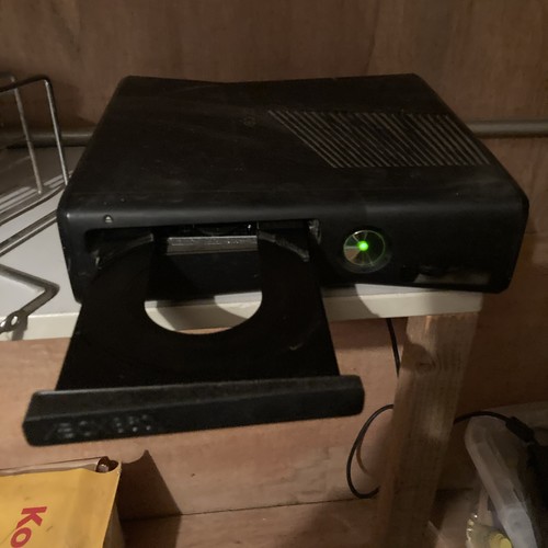 Xbox 360 controller and game - 360,