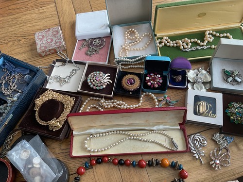 Assorted vintage jewellery