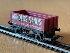 Hornby R717 OO Gauge Arnolds Sands Plank Wagon
