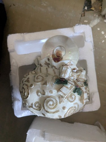 Elegant snowglobe teddy bear - ,