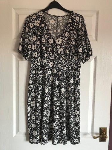 Black white floral pattern - white,