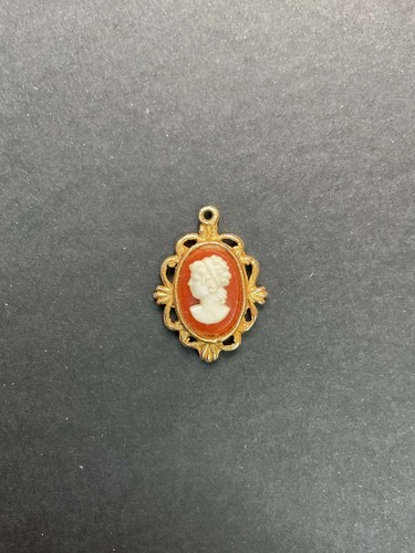 Vintage small cameo pendant - small,