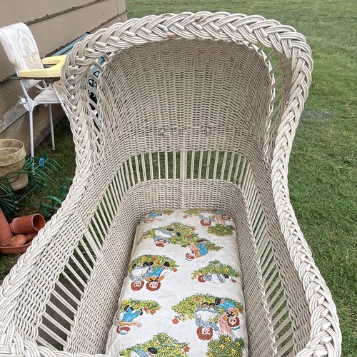 White wicker baby - white,