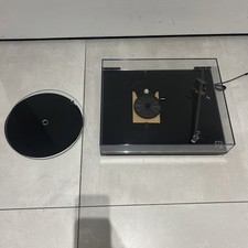 Standard Rega P2 (Planar 2) in Gloss Black with RB220 Tonearm and Carbon Stylus 