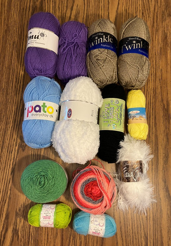 Assorted wool oddments full - -,
