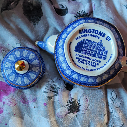 Ringtons blue white glossy - &,