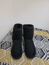 Womens Black Ugg Australia Classic Short Sheepskin Boots size 7.5 BUT FIT 7