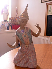 A LOVELY LARGE LLADRO 2069 "THAI DANCER" AKA THAI GIRL KNEELING FIGURE. GRES
