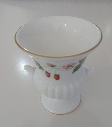 Wedgwood wild strawberry urn - strawberry,