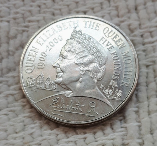 Queen elizabeth 2000 - ii, £5