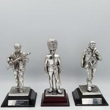 ROYAL HAMPSHIRE MILITARY FIGURES PARATROOPER, RAF PILOT & QUEENS GUARDSMAN (H20)