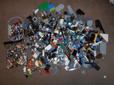 GENUINE LEGO 1.6K MIXED PARTS AND PIECES 10 X MINIFIGURES AND BAG OF ACCESSORIES