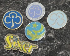 4 GIRL GUIDES BADGES & 1 SIXER ENAMEL METAL