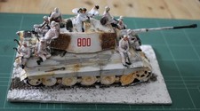 1/35 WWII Winter German King Tiger Tank with Crew and Riders Diorama
