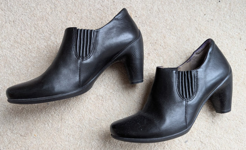 Ecco black leather heeled