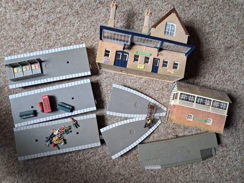 Hornby r502 station - hornby, waiting