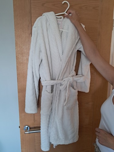 White hooded nightgown size - tu,