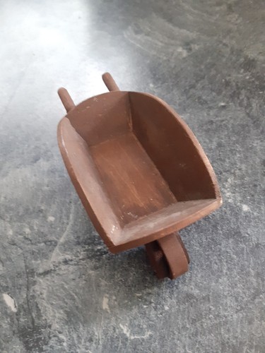 Scale wooden wheelbarrow - 1/12,