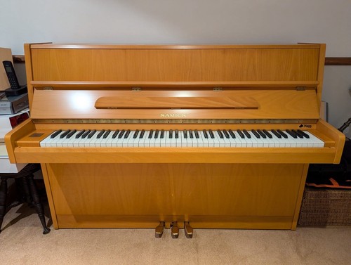 Samick upright piano 042 - upright,