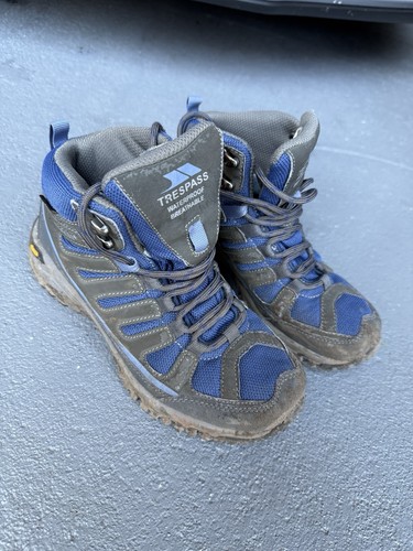 Trespass kids walking - trespass,