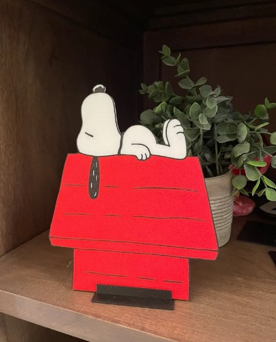 Snoopy sleeping shelf display - snoopy,