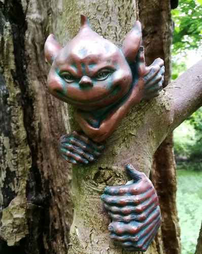 Resin gargoyle tree peeker - resin,