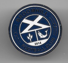 BROOMHILL FC SCOTTISH NON LEAGUE ENAMEL  BADGE   VERY GOOD CONDITION