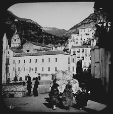 STREET SCENE IN AMALFI ITALY