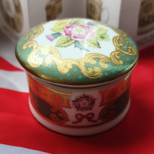 Royal worcester queen - royal,