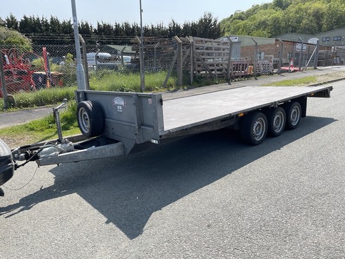 Flatbed tri axle hire north - axle,