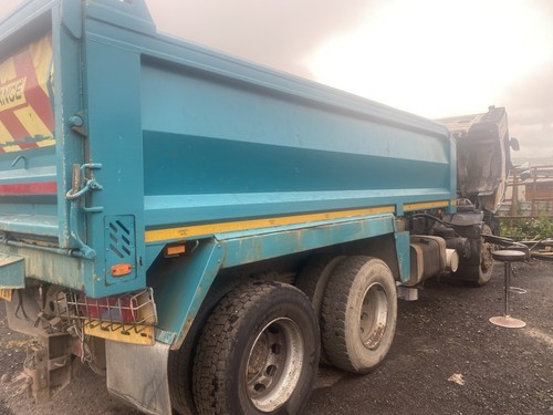 Man tipper grab breaking - tipper,