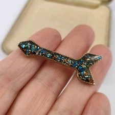 Very Unusual Vintage Glitter Resin Arrow Brooch Gold Tone Metal 1940s ? 