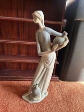 Lladro Girl with A Pottery Vase Porcelain Figurine In Good Condition, No Chips
